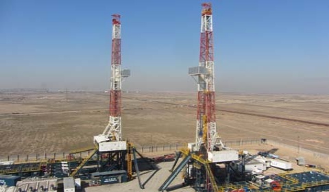 Riging up and concurrent commissioning of two land rigs 